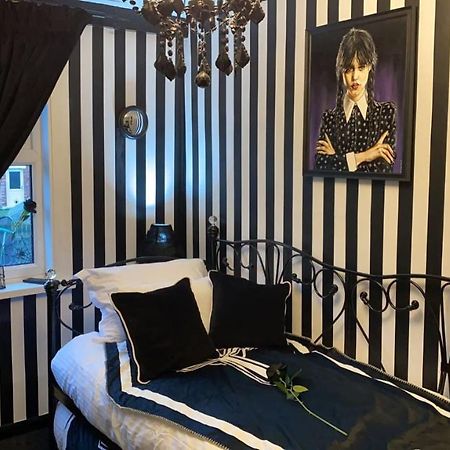 Wednesday'S Family Rooms ヨーク エクステリア 写真